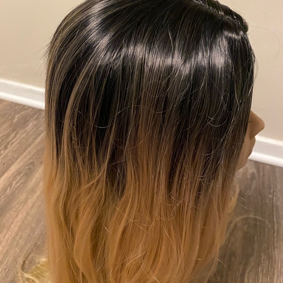 Woman’s synthetic blonde straight wig - Picture 8 of 8